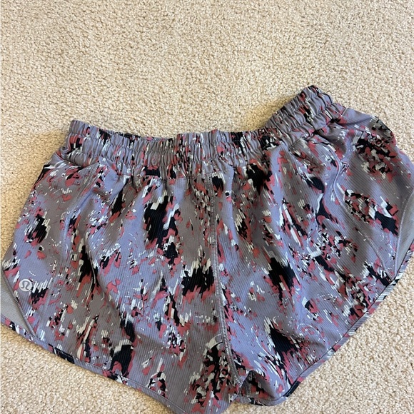 Lululemon hotty hot shorts 2.5 inch - Picture 2 of 3